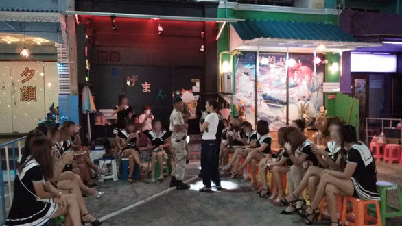 Cảnh sát kiểm tra quán karaoke bị nghi kinh doanh mại dâm ở tỉnh Chonburi (Thái Lan) tháng 8-2019 - Ảnh: Bangkok Post