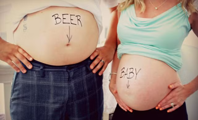 Bụng bia của quý ông có thể là vật cản cho bụng bầu của vợ họ (Ảnh minh họa từ Internet)