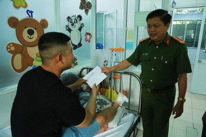 Lãnh đạo Công an quận Hải Châu thăm hỏi, động viên Trung úy bị tai nạn khi truy đuổi tội phạm Lãnh đạo Công an quận Hải Châu thăm hỏi, động viên Trung úy bị tai nạn khi truy đuổi tội phạm