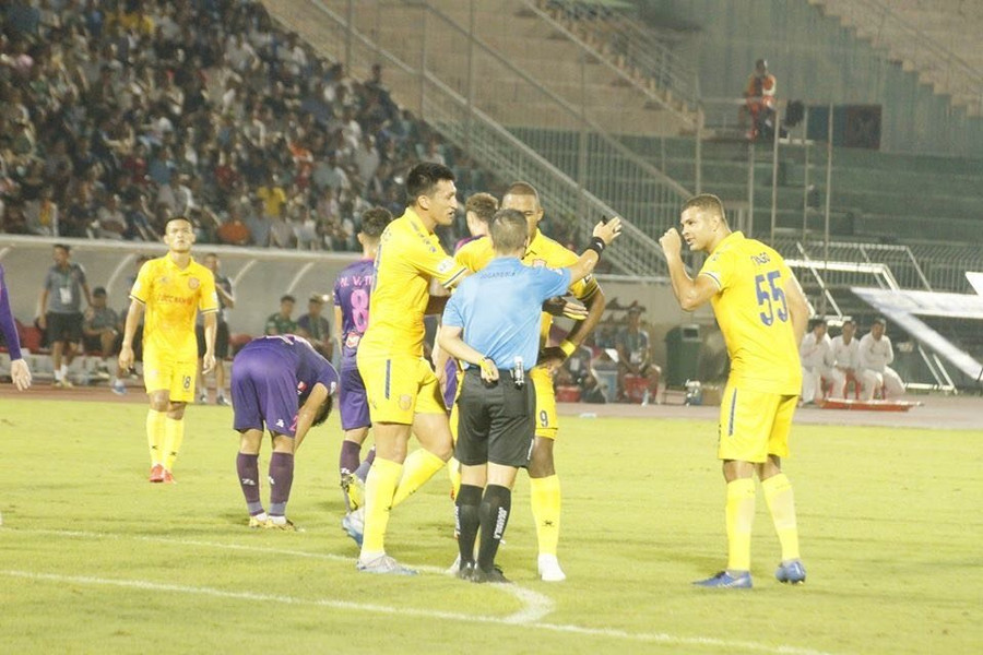  Nam Định nhiều lần phản ứng với các quyết định của trọng tài. Ảnh: NDFC