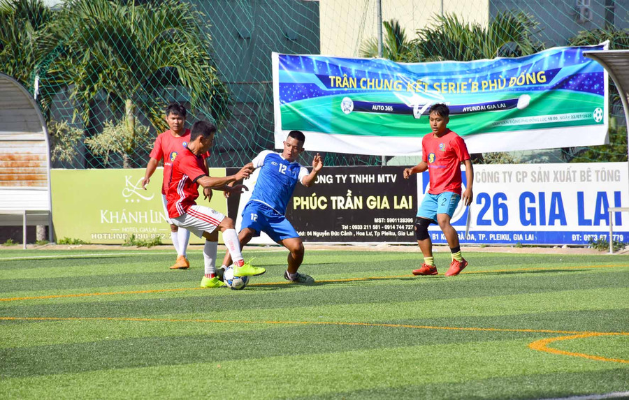 2 đội Entella-Đăng kiểm FC (áo xanh) và Trapani-Quảng Nam FC (áo đỏ) thi đấu vòng 26. Ảnh: Hà Phương