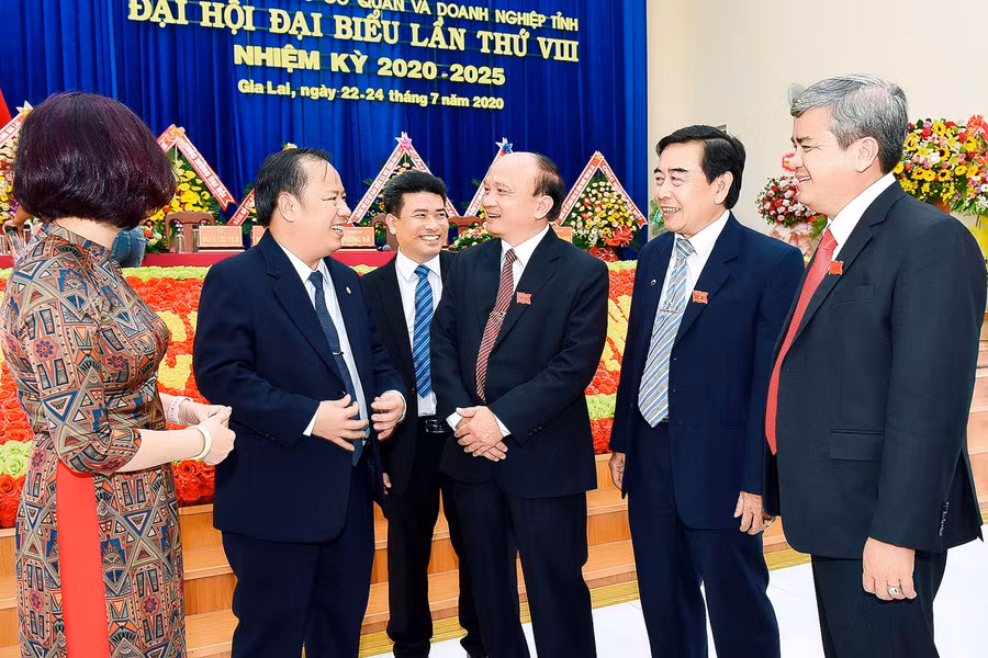 Đồng chí Châu Ngọc Tuấn Phó bí thư thường trực trao đổi với các đại biểu tại phiên chính thức. Ảnh: Đức Thụy 