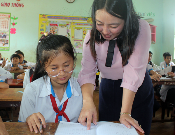  Một tiết học của học sinh Trường THCS Chu Văn An (thị trấn Chư Prông). Ảnh: N.T