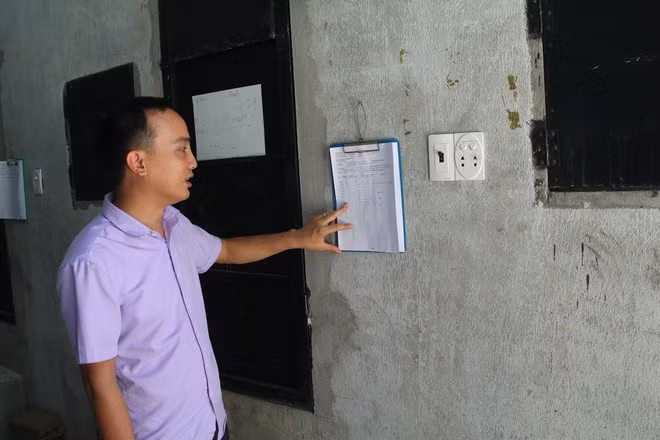 Việc điều trị cho thú rừng được theo dõi như điều trị cho người ở bệnh viện. Ảnh: KHÁNH HOAN