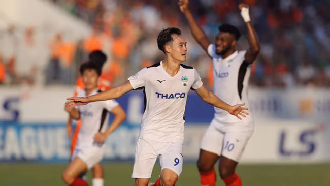 Văn Toàn năng nổ và nổi bật nhất trên hàng công HAGL mùa này