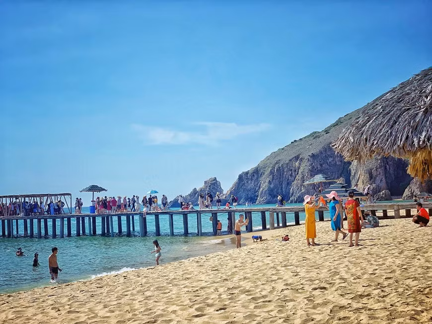 Biển xanh cát trắng nắng vàng trên bãi Kỳ Co (xã Nhơn Lý, Quy Nhơn, Bình Định), nơi một mặt giáp biển, ba mặt giáp núi đồi, sóng êm và nước xanh, lý tưởng cho một chuyến nghỉ Hè ngắn ngày. (Ảnh: Xuân Mai/Vietnam+)