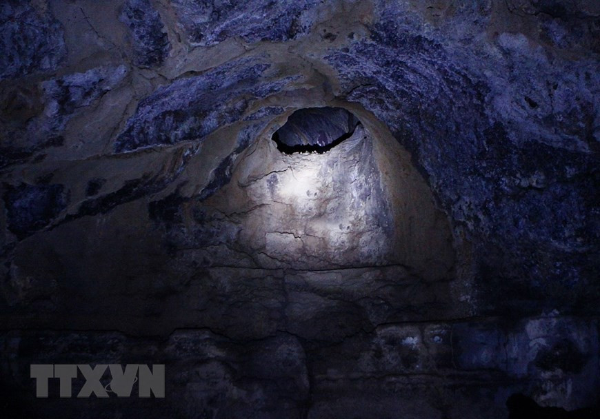 Núi lửa phun trào dòng dung nham và tiếp xúc với không khí, nguội dần và đông cứng tạo nên hóa thạch và những hoa văn tự nhiên. Ảnh: Dương Giang/TTXVN Núi lửa phun trào dòng dung nham và tiếp xúc với không khí, nguội dần và đông cứng tạo nên hóa thạch và những hoa văn tự nhiên. (Ảnh: Dương Giang/TTXVN)