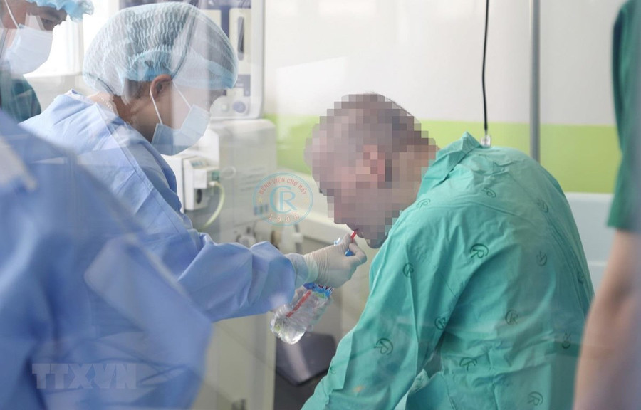  Nam phi công người Anh đã chính thức được công bố khỏi bệnh COVID-19 và có thể sớm hồi hương. (Ảnh: TTXVN phát)