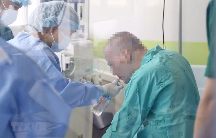  Nam phi công người Anh đã chính thức được công bố khỏi bệnh COVID-19 và có thể sớm hồi hương. (Ảnh: TTXVN phát)