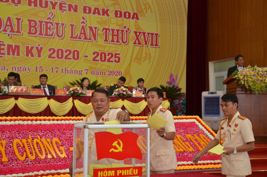  Các đại biểu bỏ phiếu bầu đoàn đại biểu đi dự Đại hội đại biểu Đảng bộ tỉnh lần thứ XVI, nhiệm kỳ 2020-2025. Ảnh: Phương Linh