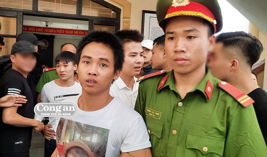Lực lượng Cảnh sát áp giải các bị cáo rời phiên tòa. Lực lượng Cảnh sát áp giải các bị cáo rời phiên tòa.