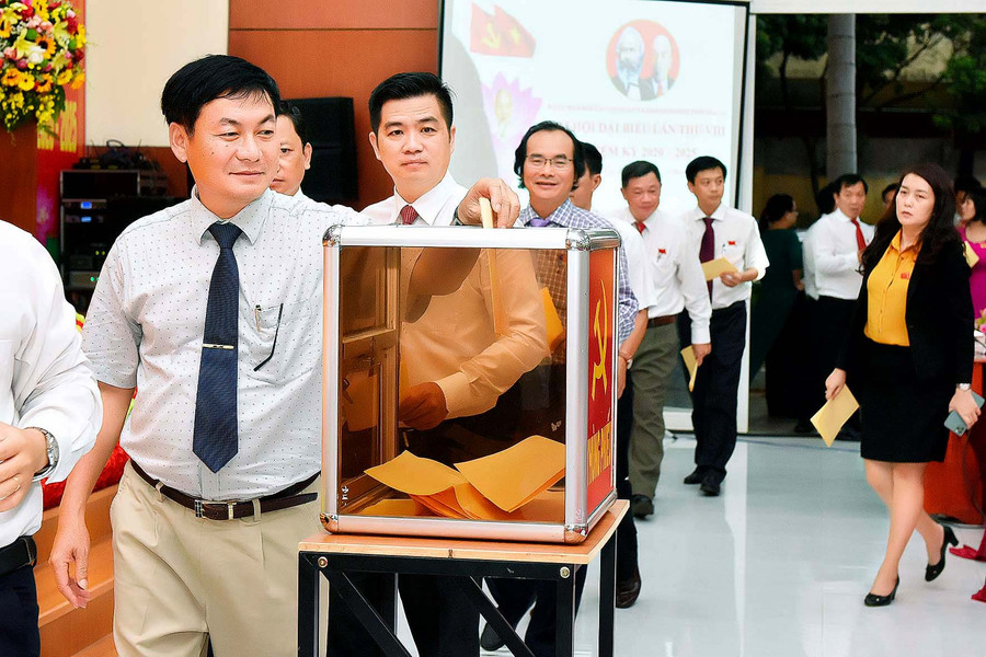 Các đại biểu bỏ phiếu bầu Ban Chấp hành Đảng bộ Khối khóa VIII (nhiệm kỳ 2020-2025). Ảnh: Đức Thụy Các đại biểu bỏ phiếu bầu Ban Chấp hành Đảng bộ Khối khóa VIII (nhiệm kỳ 2020-2025). Ảnh: Đức Thụy