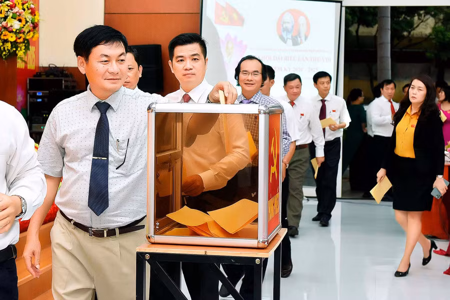 Các đại biểu bỏ phiếu bầu Ban Chấp hành Đảng bộ Khối khóa VIII (nhiệm kỳ 2020-2025). Ảnh: Đức Thụy 