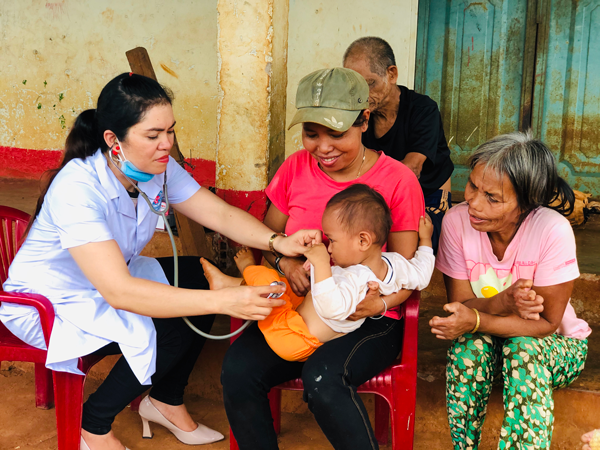 Bác sĩ Rơ Châm Byih-Trạm trưởng Trạm y tế xã Ia O khám bệnh cho người dân ở làng Tal. Ảnh: Phan Lài Bác sĩ Rơ Châm Byih-Trạm trưởng Trạm y tế xã Ia O khám bệnh cho người dân ở làng Tal. Ảnh: P.L