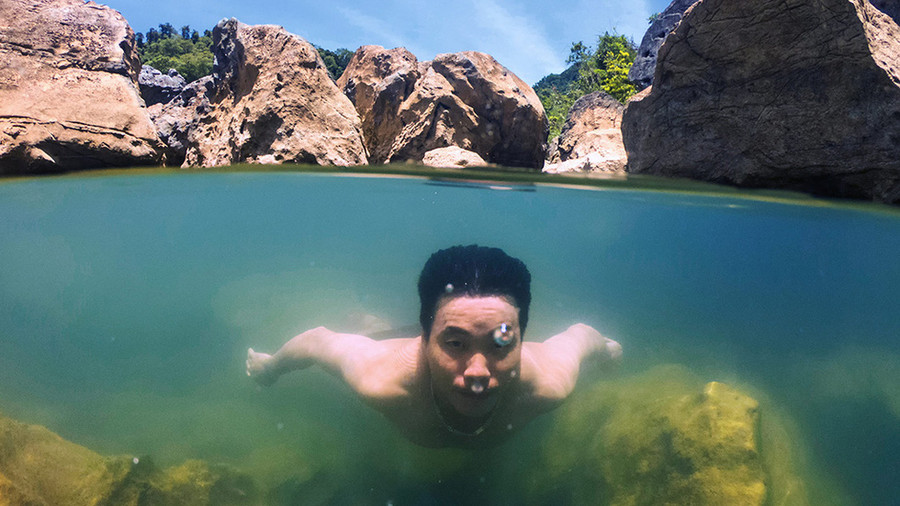 Tắm cho mát ở hồ Mắt Ngọc trước khi vào hang Tiên. Ảnh: L.H.L.