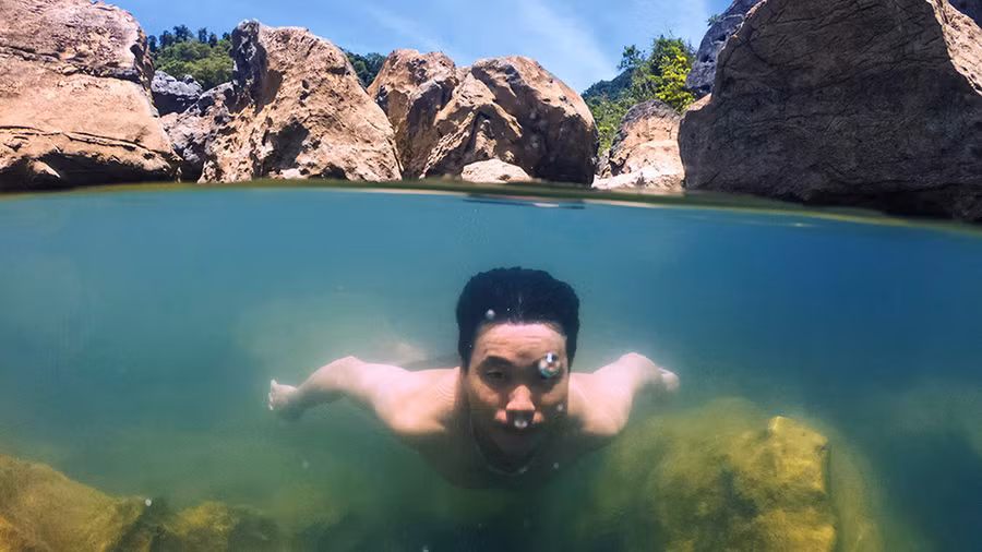 Tắm cho mát ở hồ Mắt Ngọc trước khi vào hang Tiên. Ảnh: L.H.L.