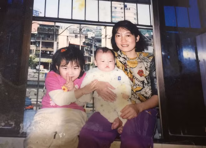 Bà Thu chụp ảnh cùng hai chị em Bội Dư lúc nhỏ tại Đài Loan - Ảnh: NVCC