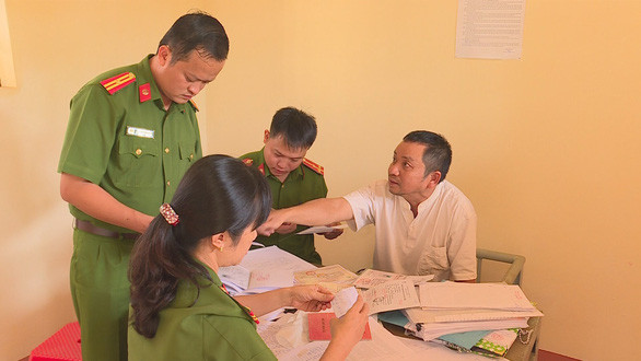 Ông Tuệ (bìa phải) tại cơ quan công an - Ảnh - TÂM AN Ông Tuệ (bìa phải) tại cơ quan công an - Ảnh - TÂM AN