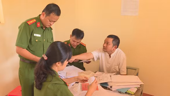 Ông Tuệ (bìa phải) tại cơ quan công an - Ảnh - TÂM AN