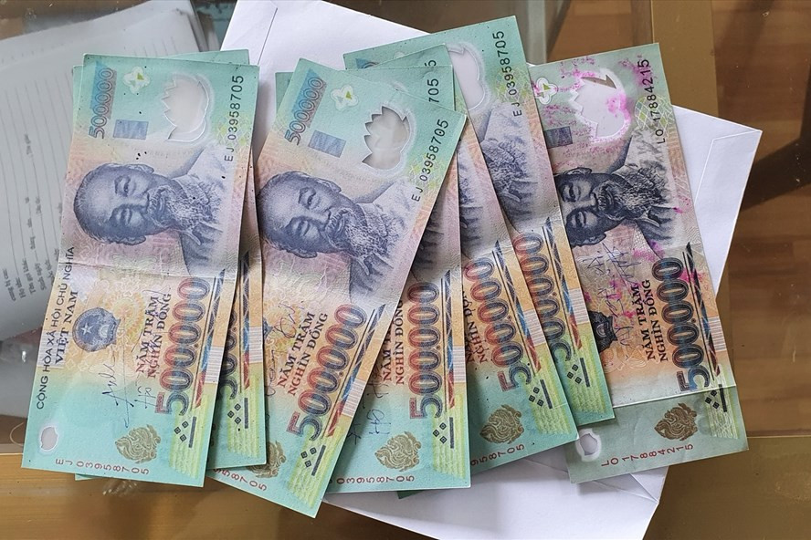 07 tờ tiền giả cơ quan Công an thu được tại nhà của Hoàng Anh. Ảnh: N.A 07 tờ tiền giả cơ quan Công an thu được tại nhà của Hoàng Anh. Ảnh: N.A