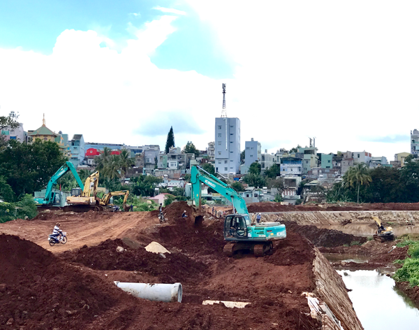Các nhà thầu đang huy động toàn bộ trang-thiết bị, máy móc và nhân công đẩy nhanh tiến độ thi công dự án. Ảnh: H.D