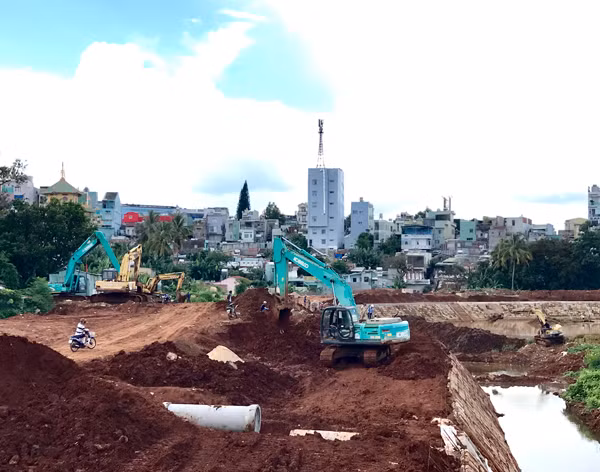 Các nhà thầu đang huy động toàn bộ trang-thiết bị, máy móc và nhân công đẩy nhanh tiến độ thi công dự án. Ảnh: H.D