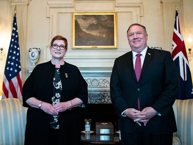 Ngoại trưởng Mỹ Mike Pompeo (phải) gặp người đồng cấp Úc Marise Payne tại Washington D.C - Ảnh: AFP Ngoại trưởng Mỹ Mike Pompeo (phải) gặp người đồng cấp Úc Marise Payne tại Washington D.C - Ảnh: AFP