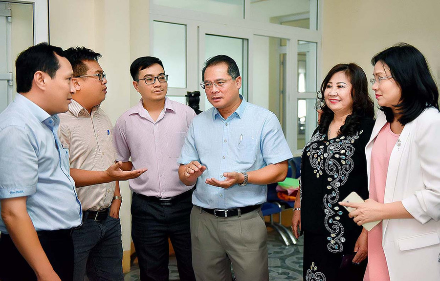 Giám đốc Sở KH-ĐT Hồ Phước Thành (thứ 3 từ phải sang) trao đổi với các doanh nhân bên lề hội nghị. Ảnh: Đ.T Giám đốc Sở KH-ĐT Hồ Phước Thành (thứ 3 từ phải sang) trao đổi với các doanh nhân bên lề hội nghị. Ảnh: Đ.T