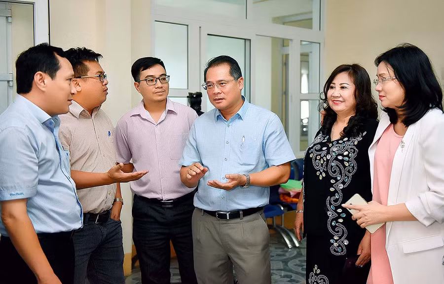  Giám đốc Sở KH-ĐT Hồ Phước Thành (thứ 3 từ phải sang) trao đổi với các doanh nhân bên lề hội nghị. Ảnh: Đ.T