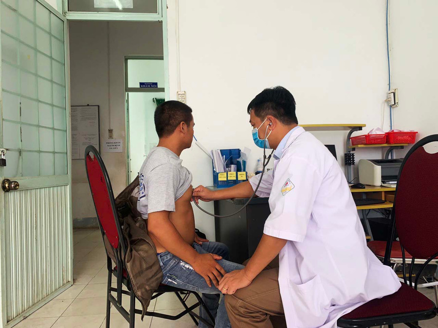 Bác sĩ Trung tâm Y tế thị xã Ayun Pa khám bệnh cho người dân. Ảnh: Vũ Chi 