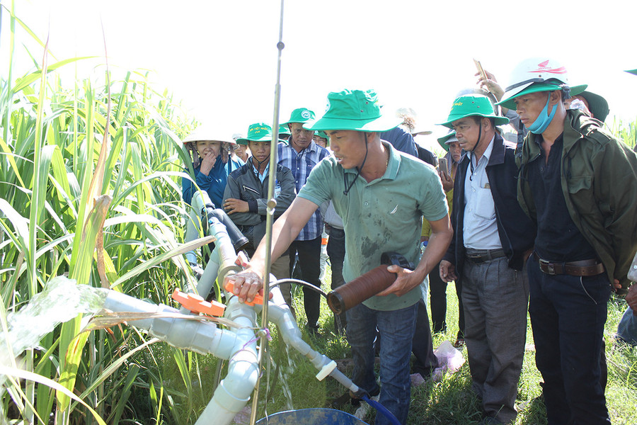 Nông dân tham quan mô hình tưới tiết kiệm nước tại ruộng mía của ông Phạm Tài Vụ (xã Ia Sol, huyện Phú Thiện). Ảnh: N.D  Nông dân tham quan mô hình tưới tiết kiệm nước tại ruộng mía của ông Phạm Tài Vụ (xã Ia Sol, huyện Phú Thiện). Ảnh: N.D