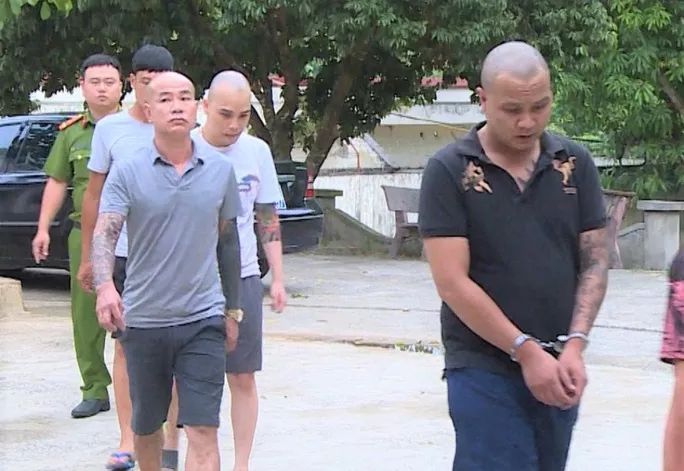 Nhóm thanh niên xăm trổ bị bắt quả tang khi đang bay lắc ma túy cùng nhiều nữ tiếp viên quán karaoke