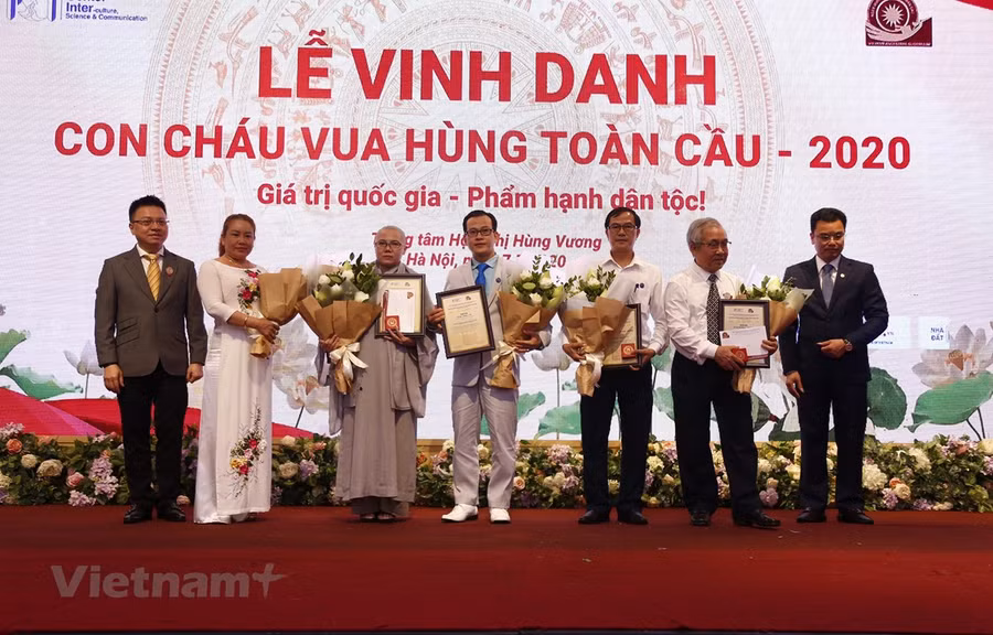  Các cá nhân, tập thể được vinh danh trong buổi Lễ. (Ảnh: Phương Linh/Vietnam+)