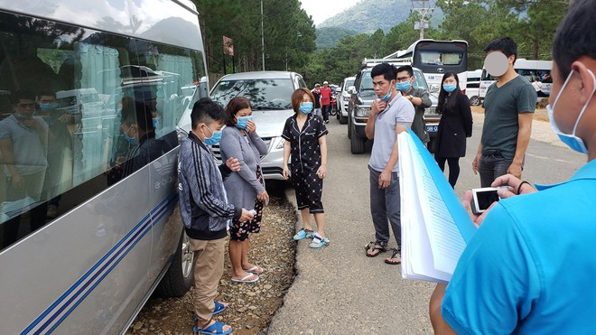 Các nghi can móc túi bị đưa lại hiện trường trước khu du lịch Đường hầm điêu khắc ẢNH: G.B