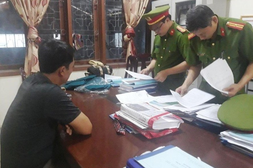 Công an khám xét nơi làm việc của ông Long. Ảnh: Thanh Loan  Công an khám xét nơi làm việc của ông Long. Ảnh: Thanh Loan