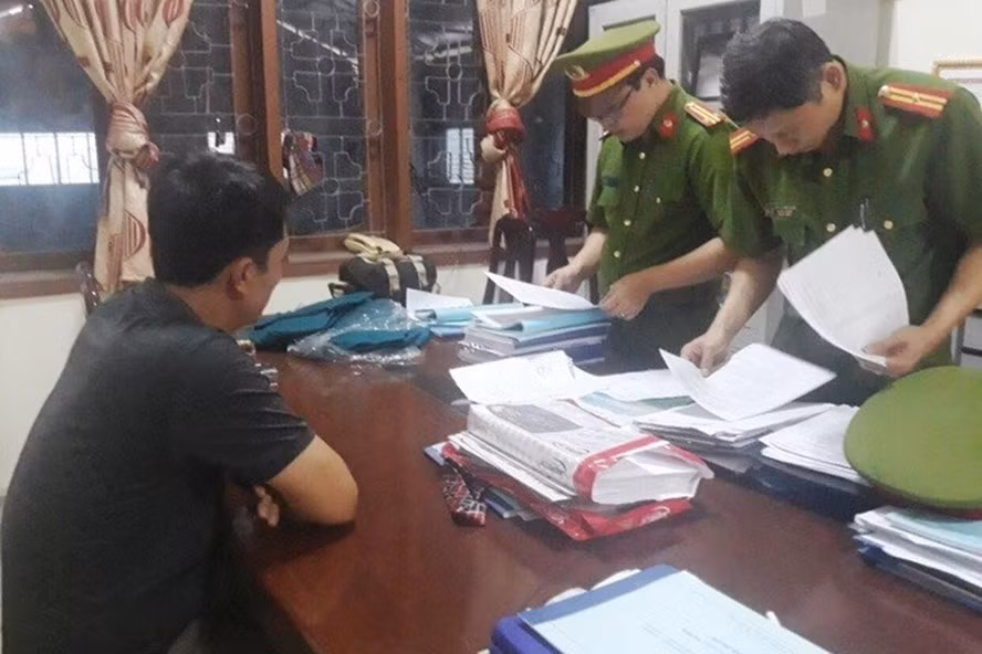  Công an khám xét nơi làm việc của ông Long. Ảnh: Thanh Loan