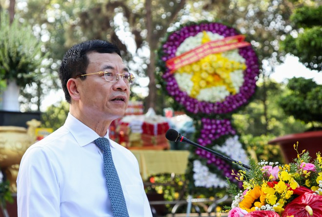 Ông Nguyễn Mạnh Hùng, Bộ trưởng Bộ TT-TT đọc diễn văn tại buổi lễ tri ân anh hùng liệt sĩ tại nghĩa trang Giao bưu Thông tin R (Tân Biên, Tây Ninh) ẢNH: GIANG PHƯƠNG