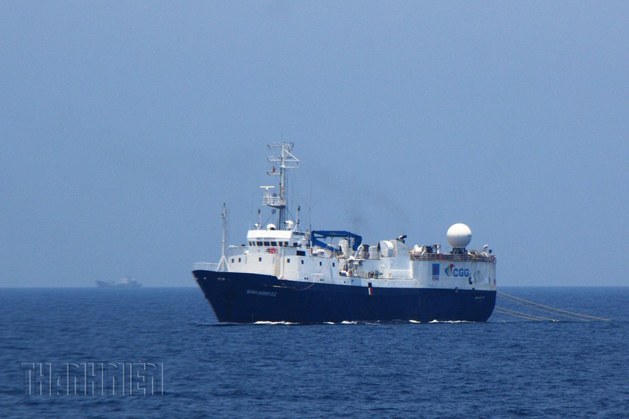 Tàu Bình Minh 02 của Tập đoàn Dầu khí quốc gia Việt Nam thực hiện thăm dò khảo sát dưới sự bảo vệ của các tàu hải quân, năm 2016 ẢNH: MAI THANH HẢI