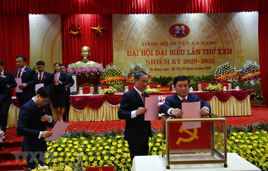 Các đại biểu bỏ phiếu bầu Ban Chấp hành Đảng bộ khoá XXII Đại hội Đảng bộ huyện Na Hang, Tuyên Quang. (Ảnh: Nam Sương/TTXVN) Các đại biểu bỏ phiếu bầu Ban Chấp hành Đảng bộ khoá XXII Đại hội Đảng bộ huyện Na Hang, Tuyên Quang. (Ảnh: Nam Sương/TTXVN)