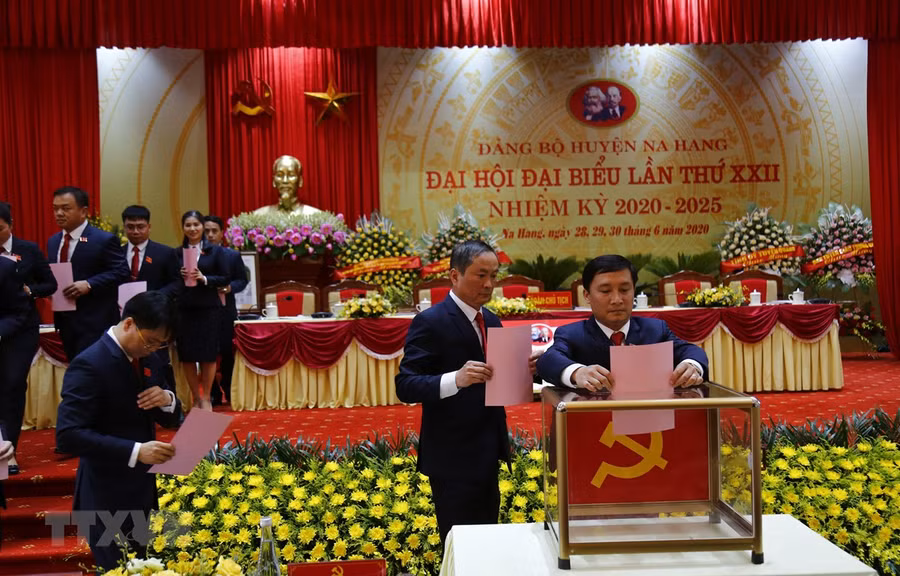 Các đại biểu bỏ phiếu bầu Ban Chấp hành Đảng bộ khoá XXII Đại hội Đảng bộ huyện Na Hang, Tuyên Quang. (Ảnh: Nam Sương/TTXVN) 