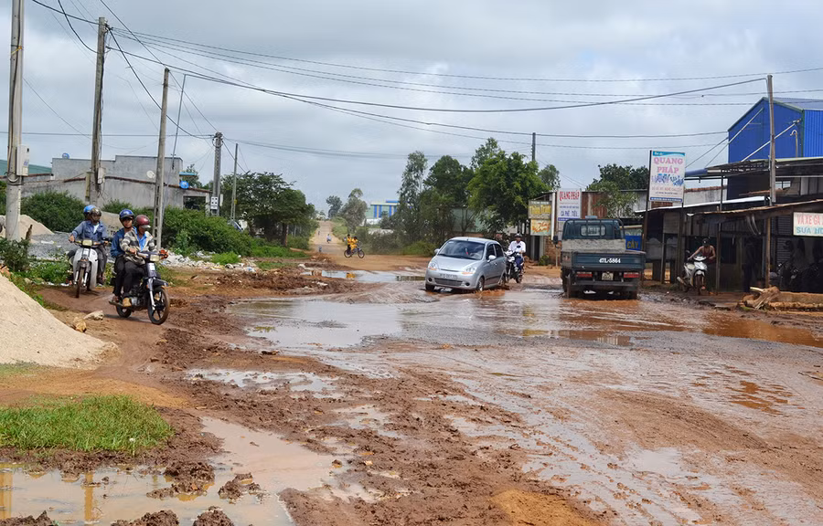 Đường liên huyện Pleiku-Đak Đoa-Chư Sê, đoạn qua thôn Hàm Rồng (phường Chi Lăng, TP. Pleiku) xuống cấp nghiêm trọng từ nhiều năm nay. Ảnh: LÊ HÒA