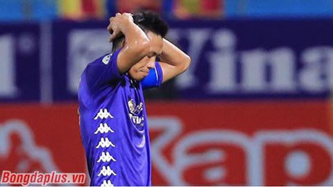 Sự thất vọng của Văn Quyết sau khi đá hỏng phạt đền. Ảnh: Bongdaplus Sự thất vọng của Văn Quyết sau khi đá hỏng phạt đền. Ảnh: Bongdaplus