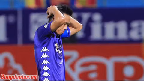 Sự thất vọng của Văn Quyết sau khi đá hỏng phạt đền. Ảnh: Bongdaplus