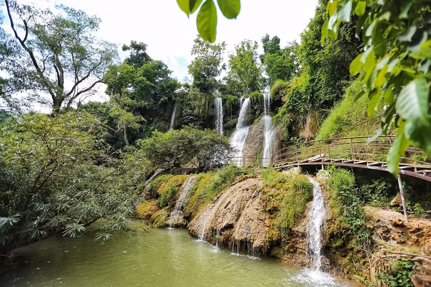 Theo truyền thuyết, thác là dải yếm của người con gái đã cứu chàng trai thoát khỏi dòng nước lũ. (Ảnh: Nam Nguyễn/Vietnam+)