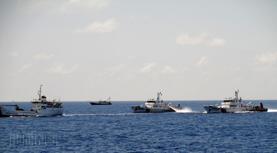 Tàu Kiểm ngư Việt Nam (trái) ngăn cản các tàu hải cảnh, hải giám và tàu cá có vũ trang của Trung Quốc xâm phạm vùng biển Việt Nam vào năm 2014 ẢNH: MAI THANH HẢI