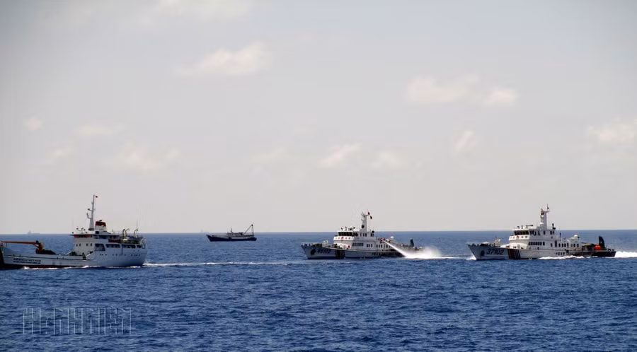 Tàu Kiểm ngư Việt Nam (trái) ngăn cản các tàu hải cảnh, hải giám và tàu cá có vũ trang của Trung Quốc xâm phạm vùng biển Việt Nam vào năm 2014 ẢNH: MAI THANH HẢI