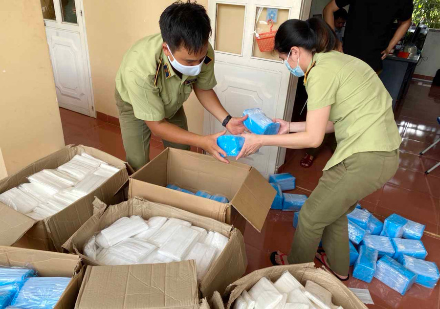 Lực lượng Quản lý Thị trường kiểm đếm số khẩu trang không rõ nguồn gốc xuất xứ. Ảnh: Quang Tấn Trên bao bì sản phẩm không có thông tin, căn cứ để xác định nguồn gốc xuất xứ. Ảnh: Quang Tấn