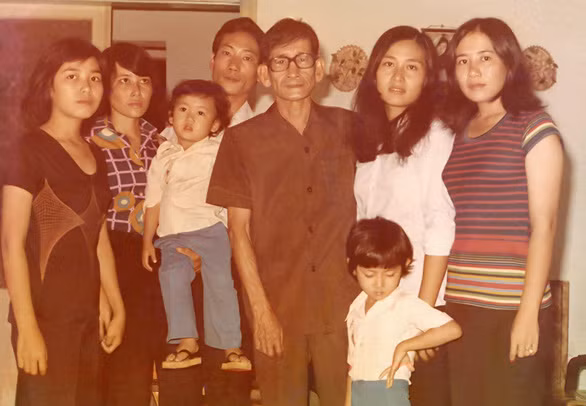 Ông Phan Kiệm và các con cháu sau hòa bình - Ảnh gia đình