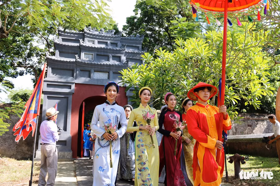 Đoàn diễu tiến vào khu vực Triệu Tổ miếu - Ảnh: NHẬT LINH