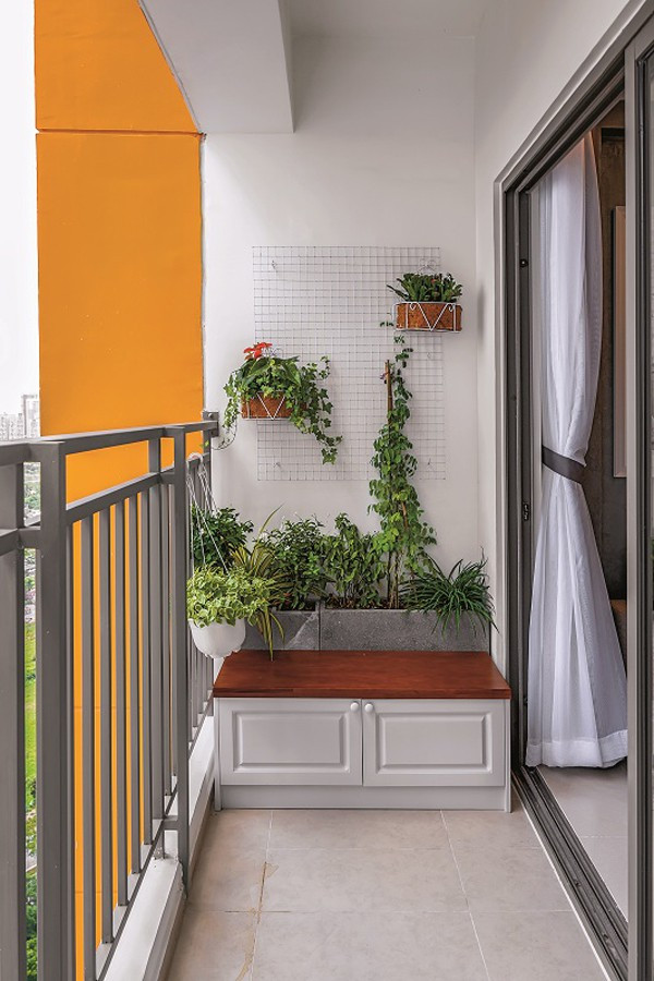 Một khoảng xanh nhỏ để thư giãn ở logia bên ngoài phòng khách. Một khoảng xanh nhỏ để thư giãn ở logia bên ngoài phòng khách.